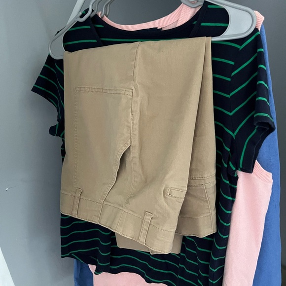 Gloria Vanderbilt Tan Shorts with Striped T-Shirt - Picture 1 of 2
